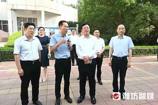 大片既视感！开拓者众球员秀入场穿搭 海报墙上光影斑驳